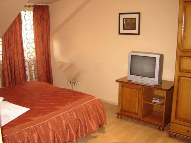 Hotel Cosmos Кымпулунг-Молдовенеск Номер фото