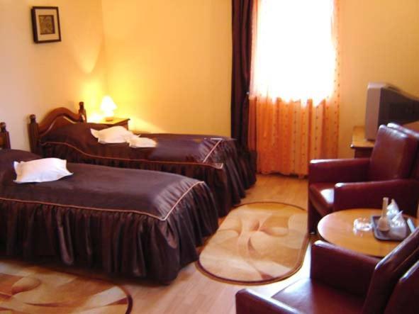 Hotel Cosmos Кымпулунг-Молдовенеск Номер фото