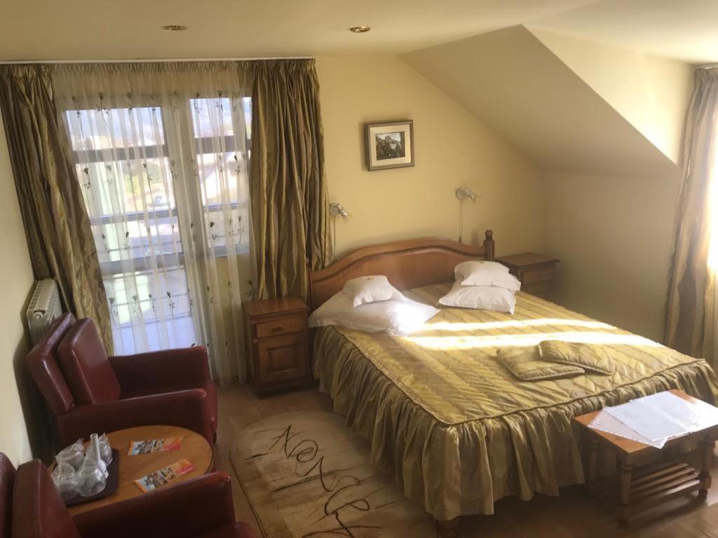 Hotel Cosmos Кымпулунг-Молдовенеск Экстерьер фото